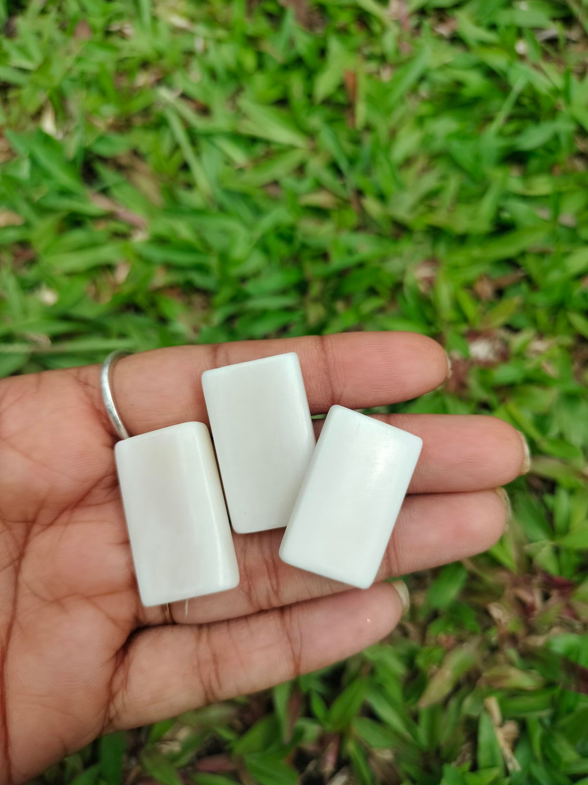 1 Inch Natural White Bone Beads – 100 Pieces Double-Sided 2-Hole Rectangle Shell Beads for Jewelry Making, DIY Necklaces, Bracelets, Earrings, Crafts & Beading Supplies.