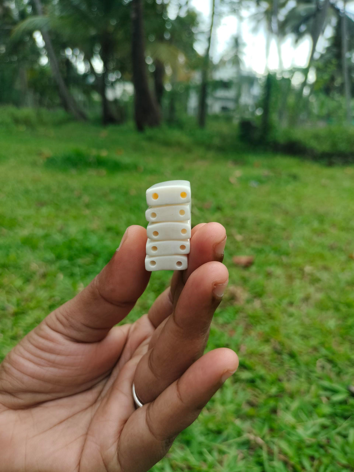 1 Inch Natural White Bone Beads – 100 Pieces Double-Sided 2-Hole Rectangle Shell Beads for Jewelry Making, DIY Necklaces, Bracelets, Earrings, Crafts & Beading Supplies.
