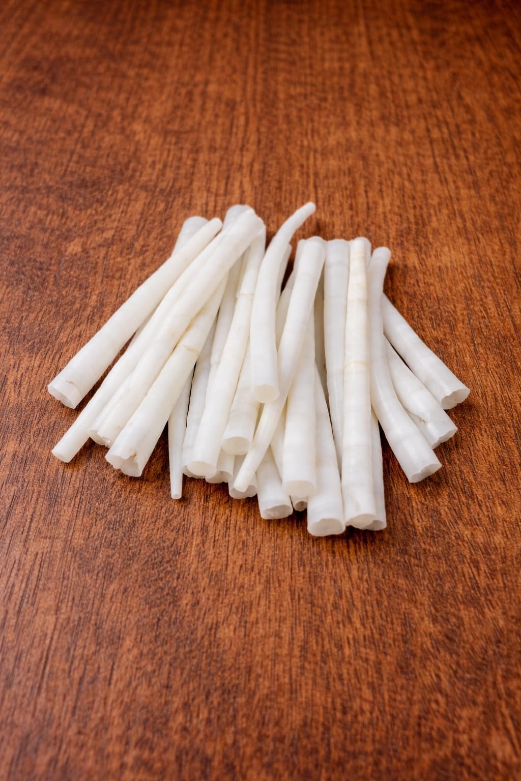 1 kg (2.2 LBS) Smooth Dentalium Shells, (1-1.25 Inches) Approx 3400 Pieces – Natural White Dentalium Shells for Beading, Jewelry Making, Native Craft & Regalia