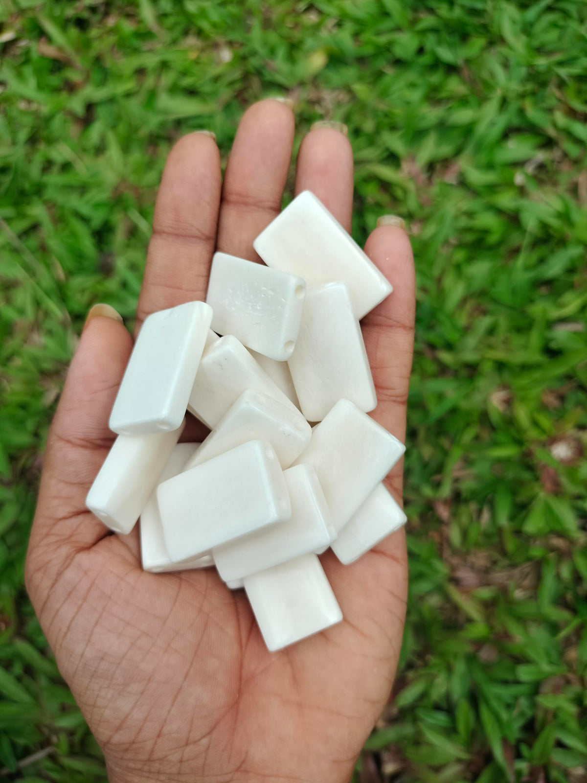 1 Inch Natural White Bone Beads – 100 Pieces Double-Sided 2-Hole Rectangle Shell Beads for Jewelry Making, DIY Necklaces, Bracelets, Earrings, Crafts & Beading Supplies.