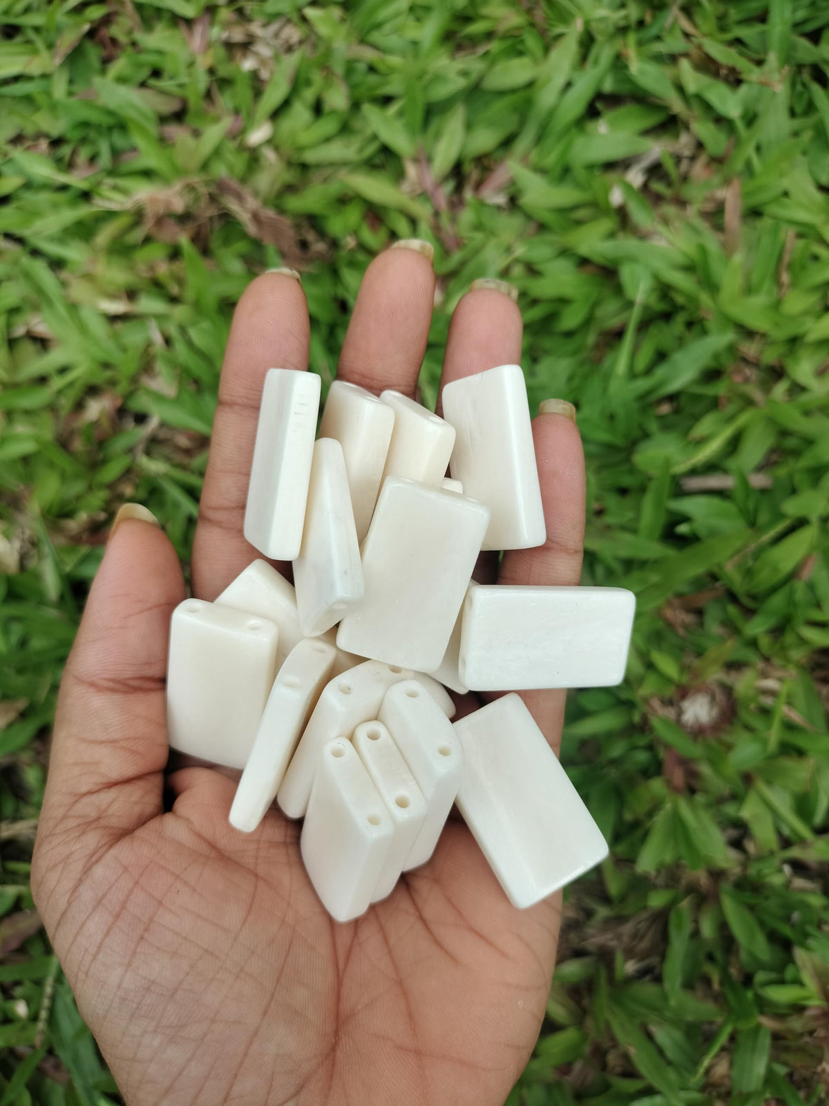 1 Inch Natural White Bone Beads – 100 Pieces Double-Sided 2-Hole Rectangle Shell Beads for Jewelry Making, DIY Necklaces, Bracelets, Earrings, Crafts & Beading Supplies.