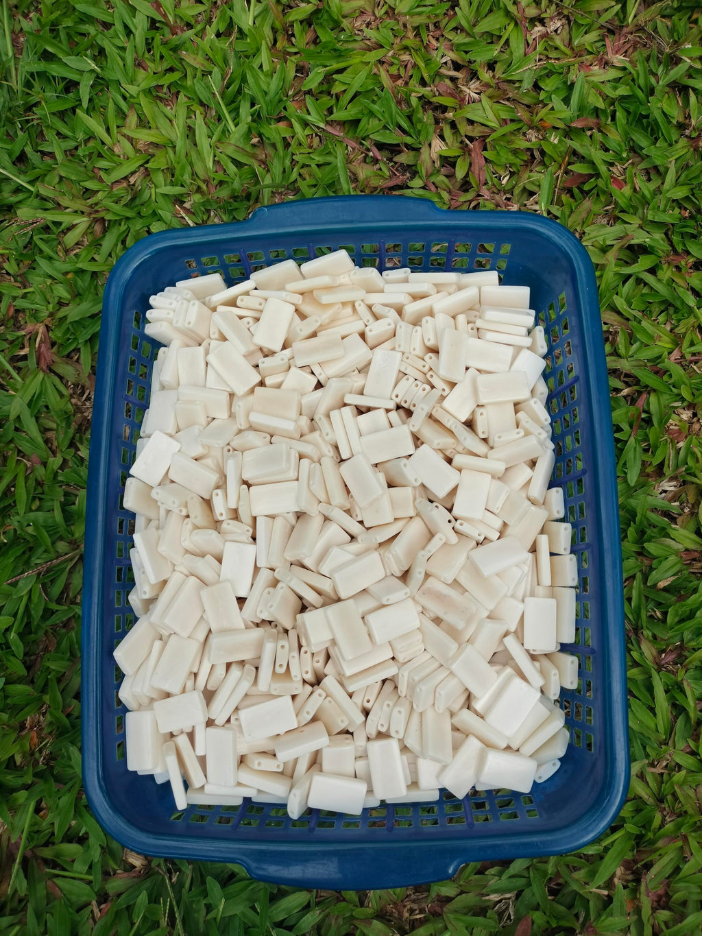 1 Inch Natural White Bone Beads – 100 Pieces Double-Sided 2-Hole Rectangle Shell Beads for Jewelry Making, DIY Necklaces, Bracelets, Earrings, Crafts & Beading Supplies.